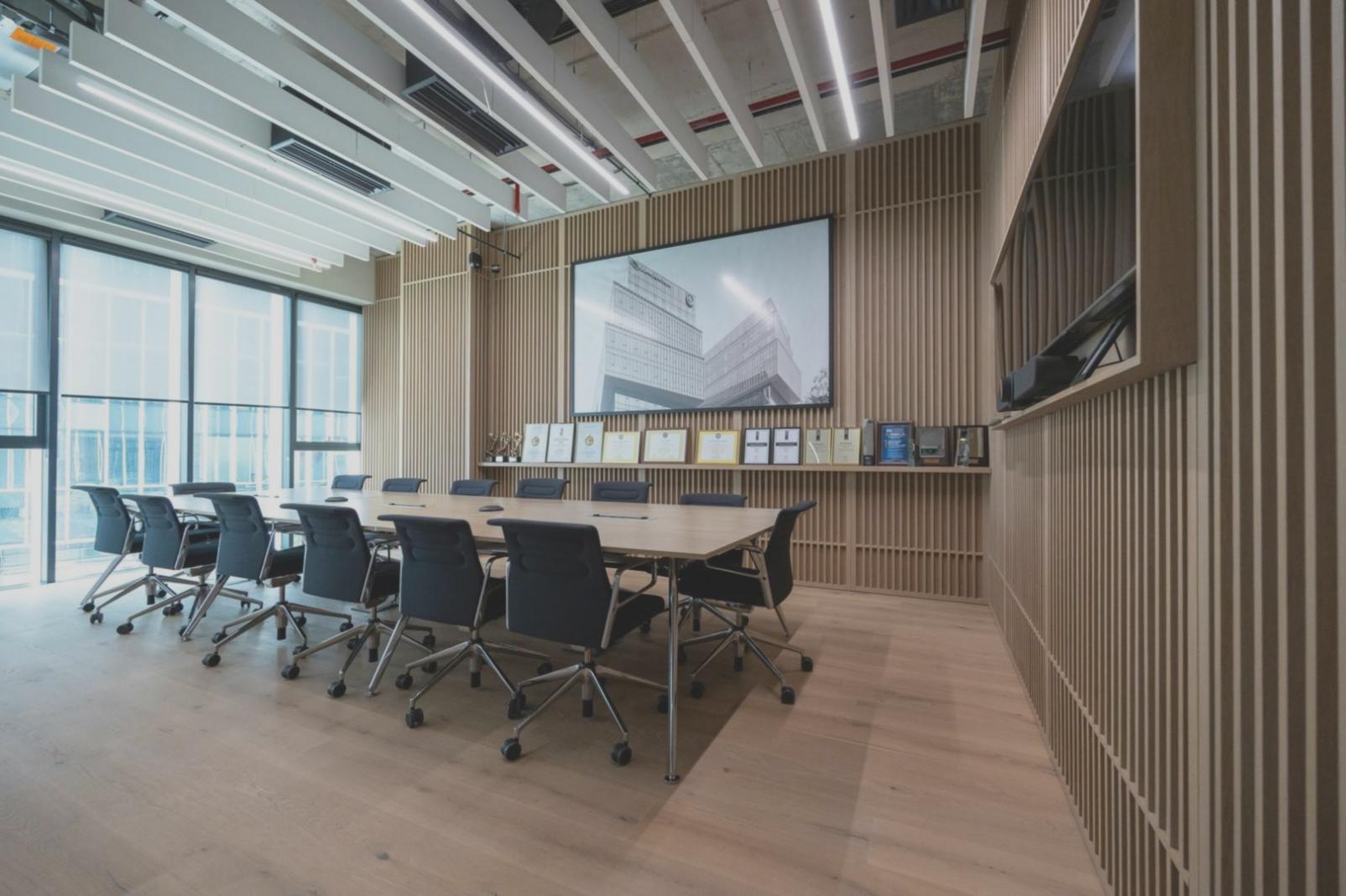 Arbeitsplatz mit Finanzplanung und Unterlagen